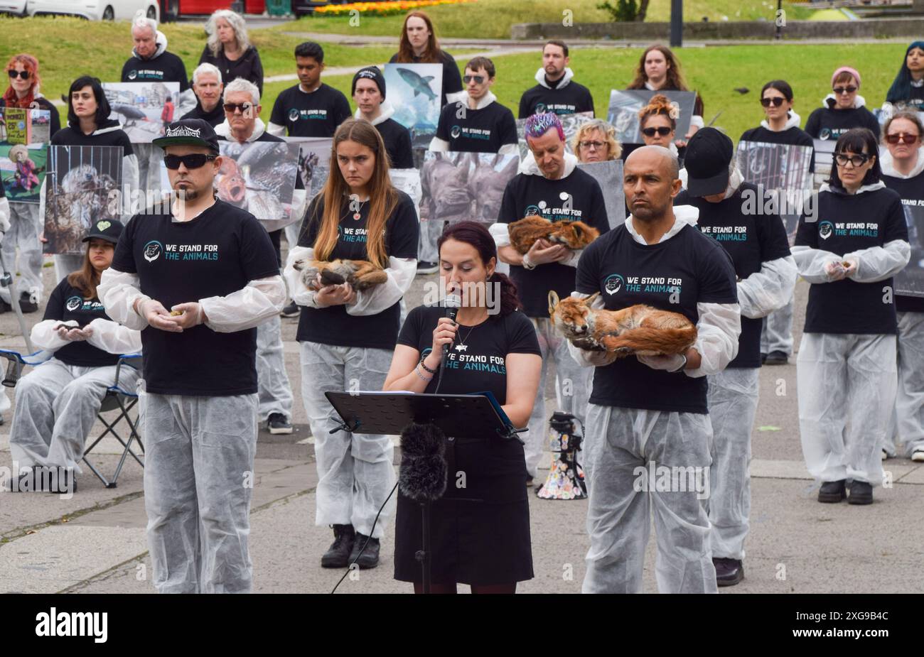 Londres, Royaume-Uni. 7 juillet 2024. Les actrices des droits des animaux se sont réunies à Marble Arch avec des photos d'animaux exploités et de vrais animaux morts pendant le mémorial We Stand for the Animals. L'événement annuel est un mémorial pour les milliards d'animaux tués, maltraités et exploités par les humains pour la nourriture, la mode, la chasse, les zoos, les expériences, et tous les autres domaines de l'activité humaine. Crédit : Vuk Valcic/Alamy Live News Banque D'Images