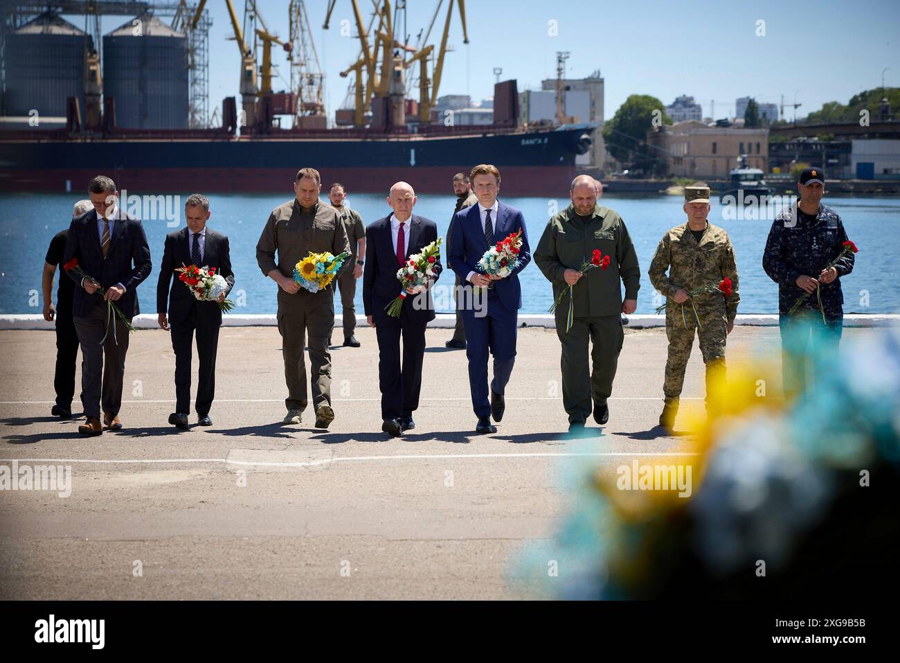 Odessa, Ukraine. 07 juillet 2024. De gauche à droite : le ministre ukrainien des Affaires étrangères Dmytro Kuleba, le ministre néerlandais des Affaires étrangères Caspar Veldkamp, le chef d’état-major présidentiel ukrainien Andriy Yermak, le ministre britannique de la Défense John Healey, le ministre néerlandais de la Défense Ruben Brekelmans, le ministre ukrainien de la Défense Rustem Umerov, le commandant des forces armées ukrainiennes Oleksandr Syrskyi et le commandant de la marine ukrainienne Oleksiy Neizhpapa lors d’un événement célébrant la Journée de la marine au port d’Odessa, le 7 juillet 2024 à Odessa, en Ukraine. Crédit : Présidence ukrainienne/Bureau de presse présidentiel ukrainien/Alamy Live News Banque D'Images