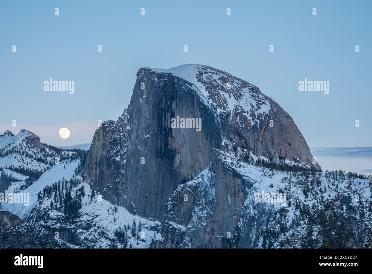 Demi-dôme et pleine lune. Crépuscule du soir. Parc national de Yosemite. Californie, États-Unis Banque D'Images