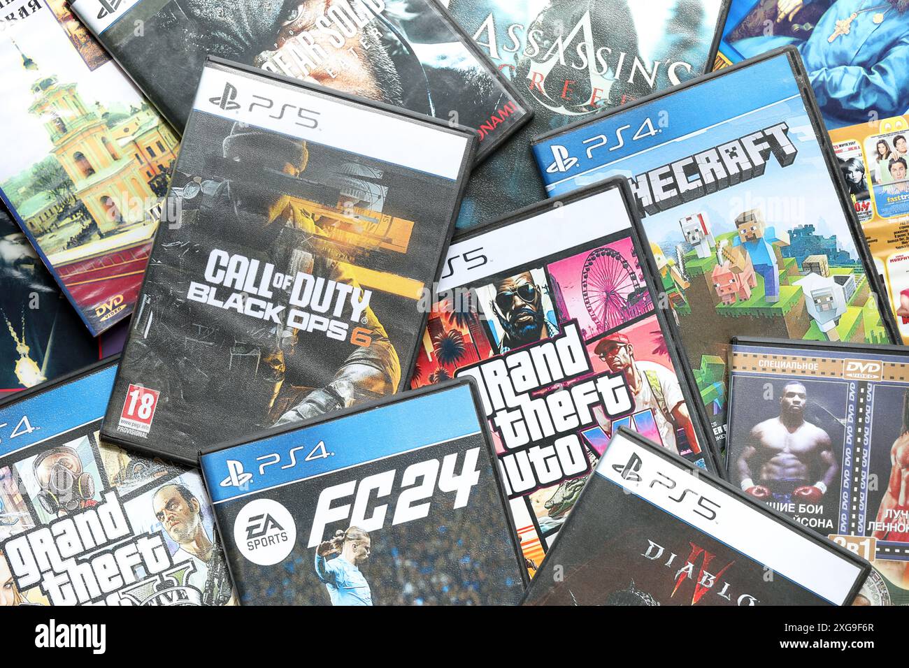 KIEV, UKRAINE - 26 JUIN 2024 pile de jeux vidéo pour console Sony PlayStation 5 et 4. De nombreuses boîtes de disques de jeux vidéo populaires se rapprochent Banque D'Images