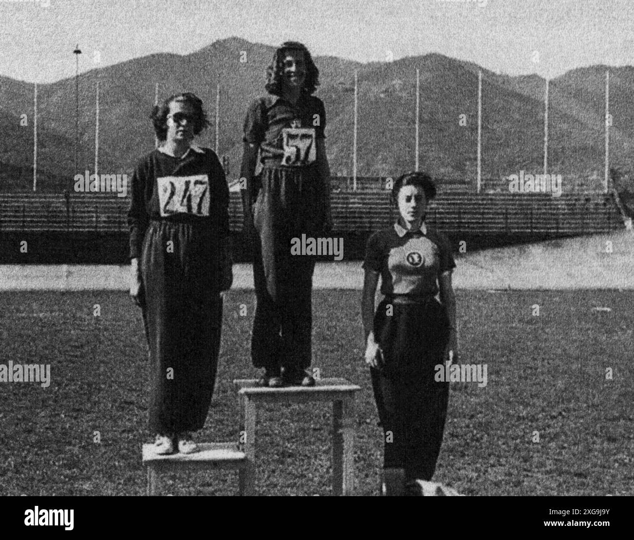 1941 , ITALIE : la plus célèbre astrophysicienne italienne et diffuseur scientifique MARGHERITA HACK ( 1922 - 2013 ), quand était une jeune fille de 19 ans gagnante aux jeux LITTORIO , médaille d'or pour le saut en longueur . Photographe inconnu .- HISTOIRE - FOTO STORICHE - personalità da bambino bambini bambina da giovane - personnalité personnalités quand était jeune fille - ADOLESCENTE - RAGAZZA - femme - HISTOIRE - FOTO STORICHE - portrait - ritratto - SCIENZA - SCIENCE - SCIENZIATA - ASTRONOMIA - ASTRONOMO - ASTRONOMA - FISICA - SCIENCE - SCIENCE - SCIENTIFIQUE - ASTRONOMIE - ASTRONOME - ASTRONOM - PHYSI Banque D'Images