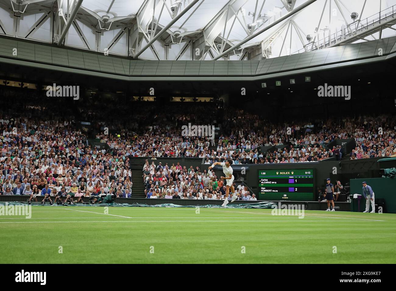 Londres, Londres, Grande-Bretagne. 7 juillet 2024. Carlos Alcaraz (ESP) sert pendant les Championnats de Wimbledon (image crédit : © Mathias Schulz/ZUMA Press Wire) USAGE ÉDITORIAL SEULEMENT! Non destiné à UN USAGE commercial ! Crédit : ZUMA Press, Inc/Alamy Live News Banque D'Images