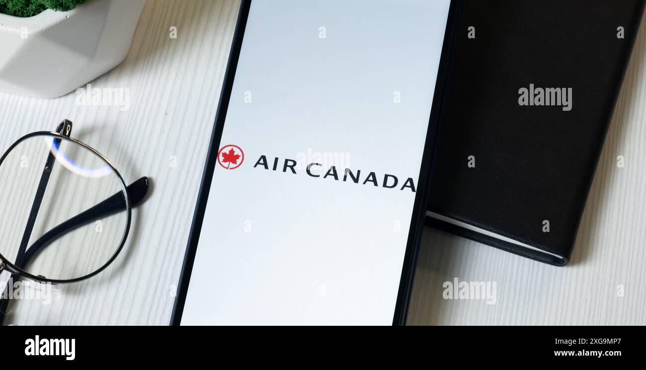 New York, États-Unis - 1er juin 2024 : logo Air Canada sur l'écran du téléphone, icône de l'entreprise. Banque D'Images