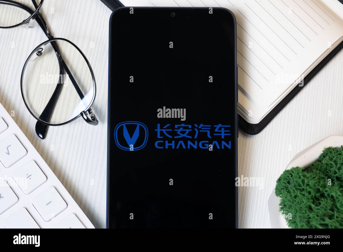 New York, États-Unis - 1er juin 2024 : Chongqing Changan automobile logo sur l'écran du téléphone, icône de la société. Banque D'Images