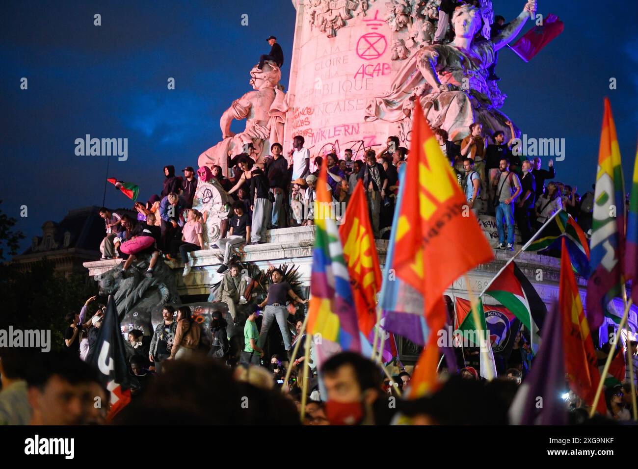 Paris, France. 07 juillet 2024. Législatif 2024 : après la nuit des élections, les gens se rassemblent place de la République à Paris, France, le 7 juillet 2024. (Photo de Lionel Urman/Sipa USA) crédit : Sipa US/Alamy Live News Banque D'Images