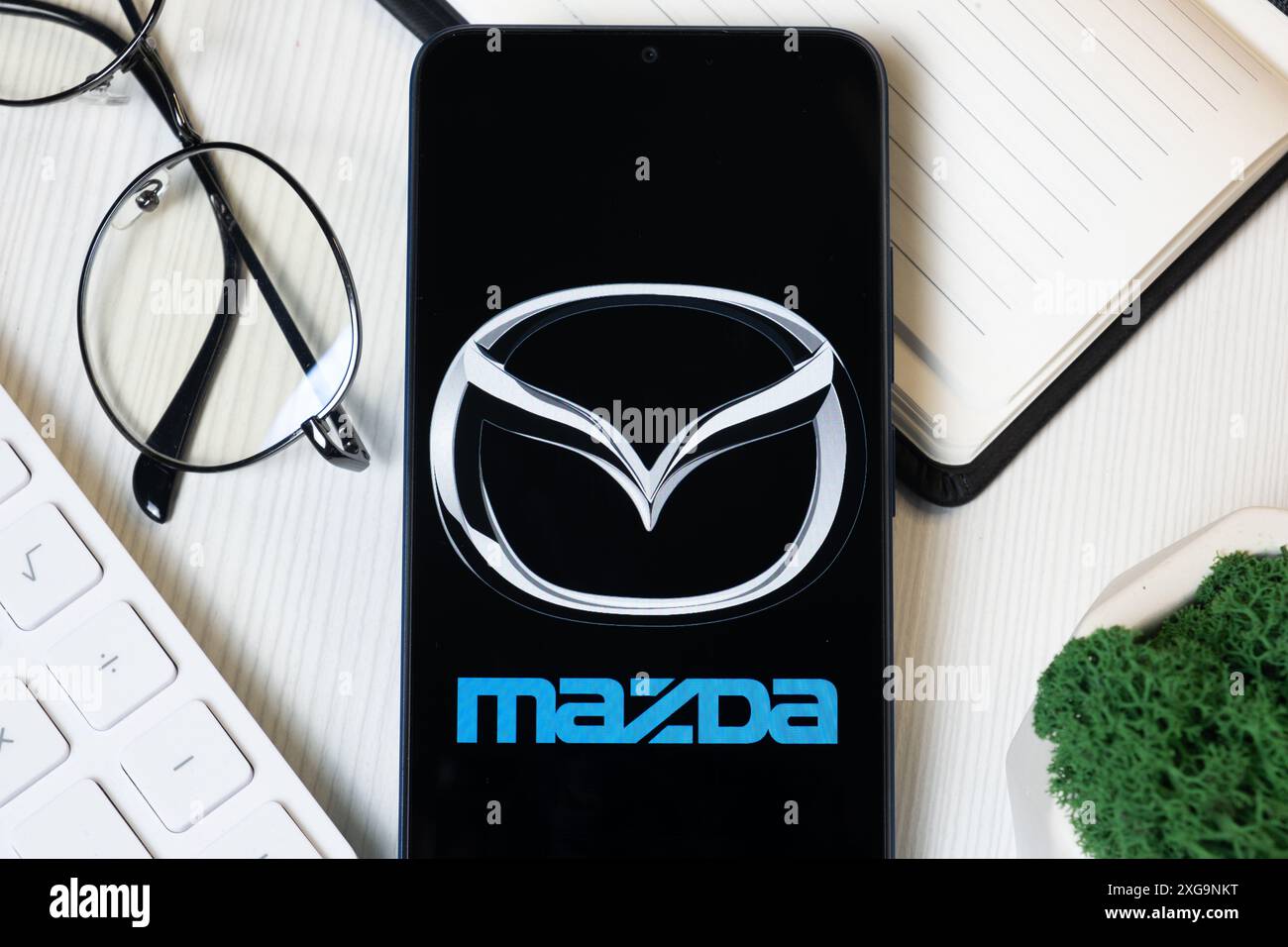 New York, États-Unis - 1er juin 2024 : logo Mazda Motor sur l'écran du téléphone, icône de l'entreprise. Banque D'Images