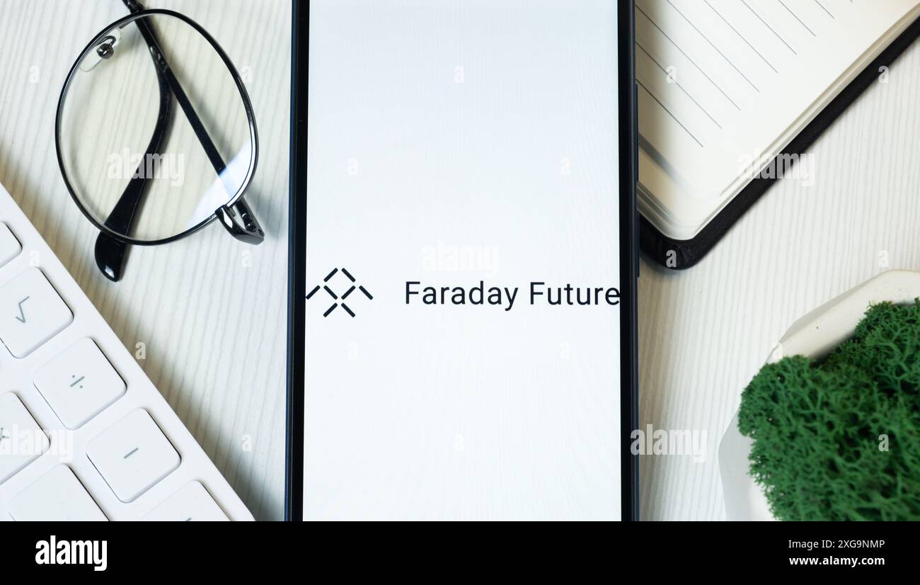 New York, États-Unis - 1er juin 2024 : Faraday future Intelligent Electric logo sur l'écran du téléphone, icône de la société. Banque D'Images