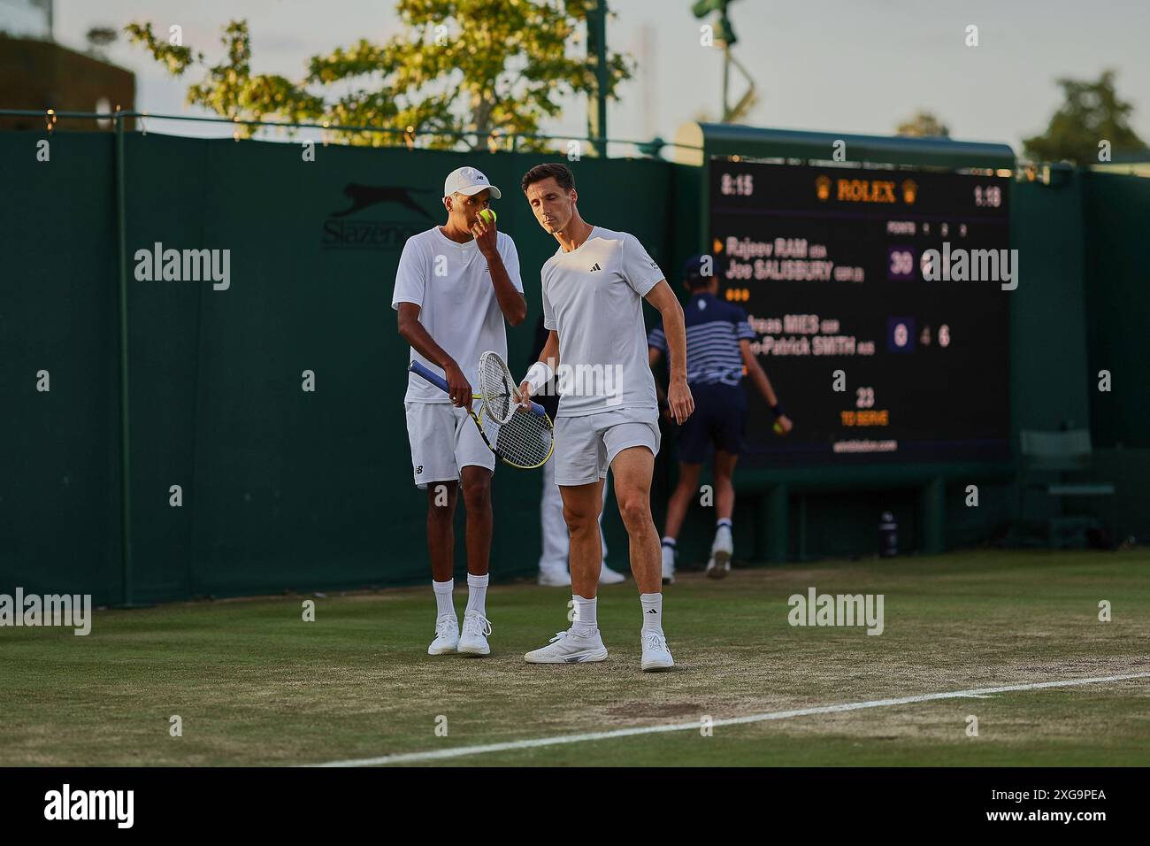 Londres, Londres, Grande-Bretagne. 7 juillet 2024. Rajev Ram (USA), Joe Salisbury (GBR) discours tactique pendant les Championnats de Wimbledon (crédit image : © Mathias Schulz/ZUMA Press Wire) USAGE ÉDITORIAL SEULEMENT! Non destiné à UN USAGE commercial ! Crédit : ZUMA Press, Inc/Alamy Live News Banque D'Images