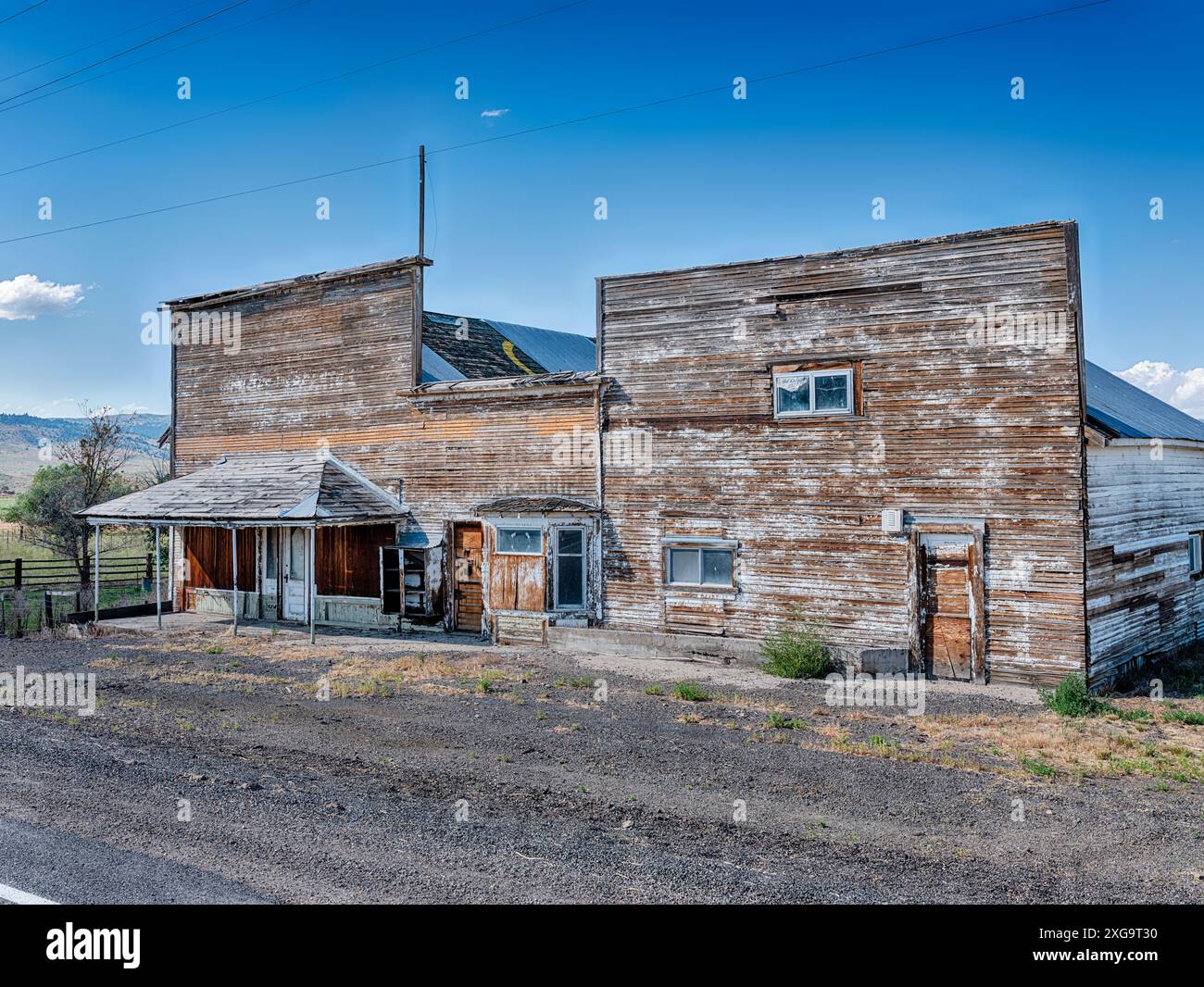 Un vieux magasin général, ou magasin d'équipement agricole, qui est vide et se décompose lentement à Ironside, Oregon. Banque D'Images