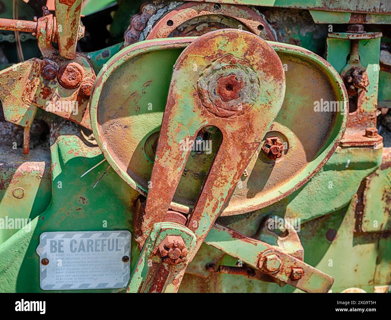 Une vieille machine de récolte rouille maintenant sur une ferme près de Plain, Washington. Banque D'Images