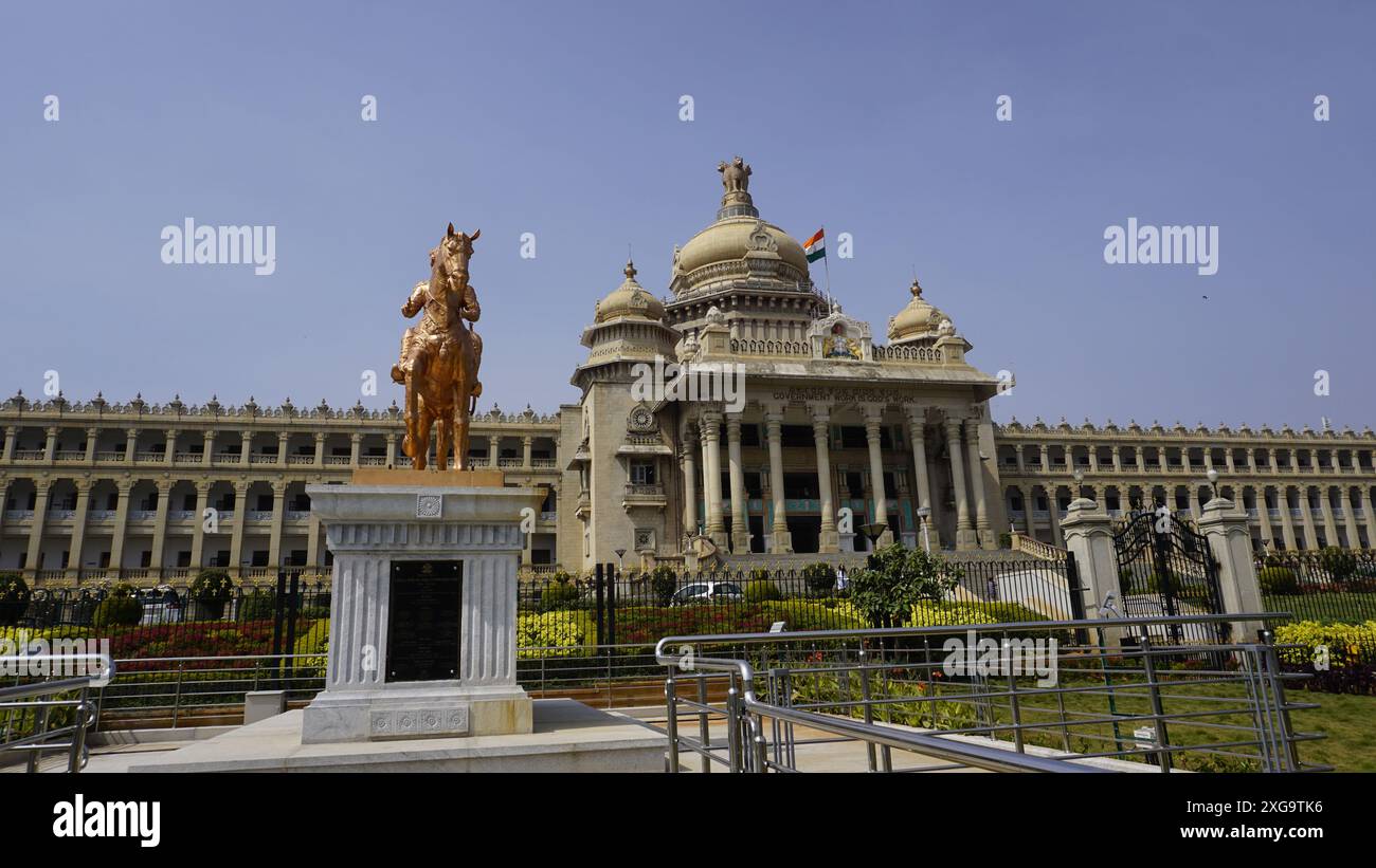 Bangalore, Inde - 16 janvier 2024 : statue de Basava devant la célèbre Vidhana Soudha. Banque D'Images