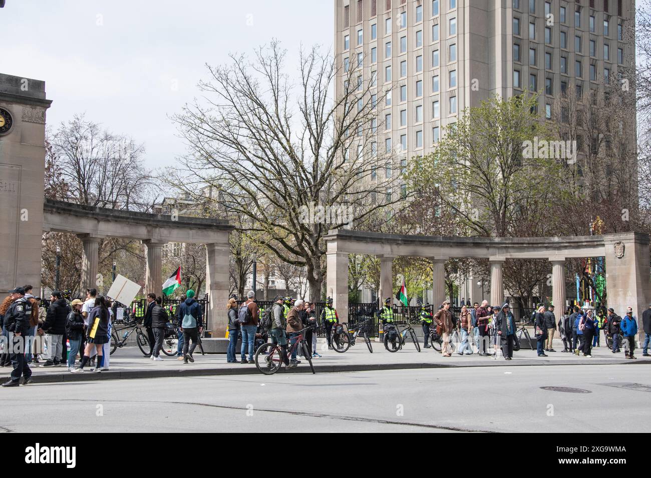 Protestation contre la guerre entre Israël et la Palestine au campus de l'Université McGill sur la rue Sherbrooke Ouest au centre-ville de Montréal, Québec, Canada Banque D'Images