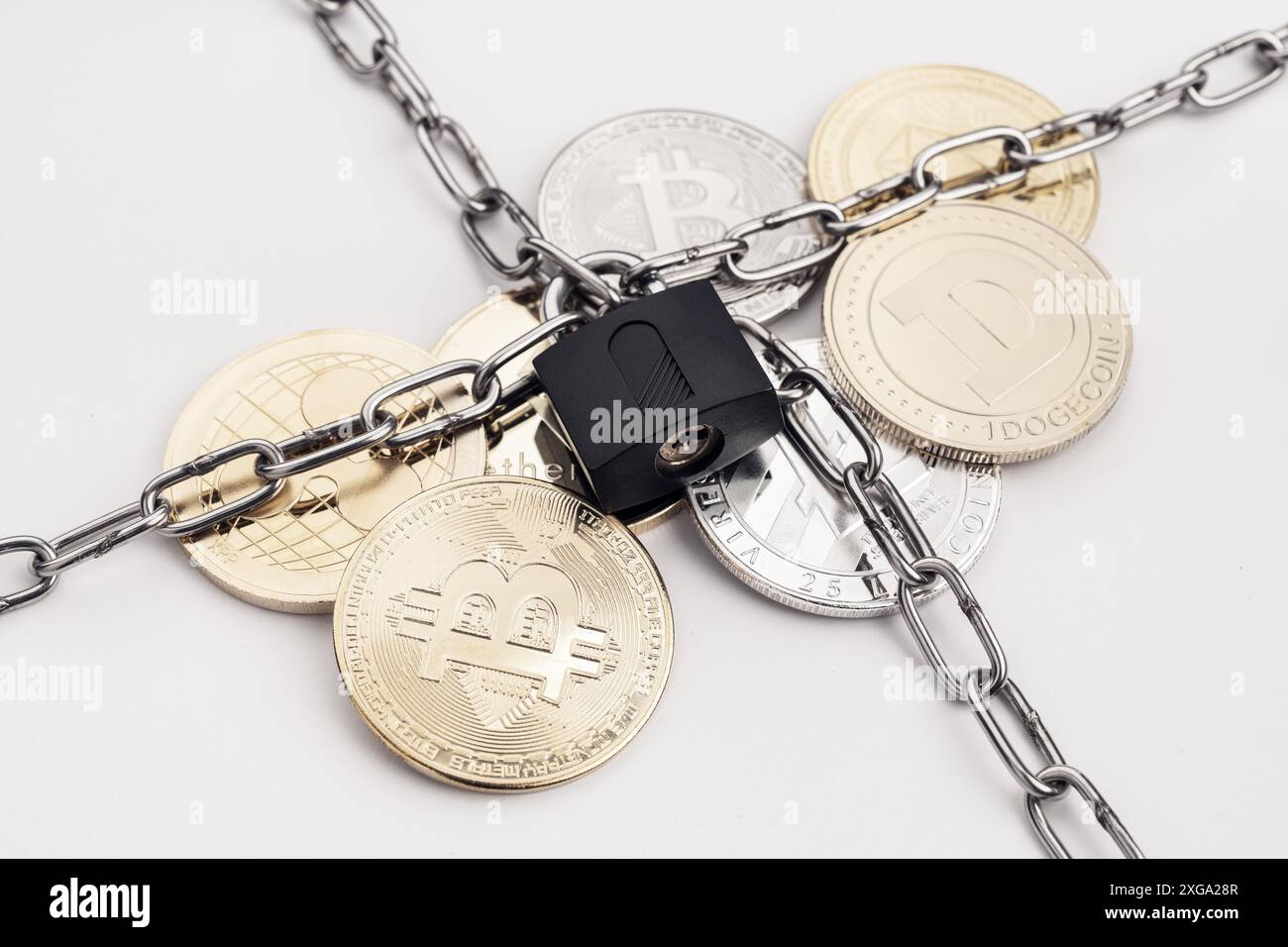 Concept de sécurité des crypto-monnaies. Groupe de pièces de crypto protégées par une chaîne et un cadenas Banque D'Images