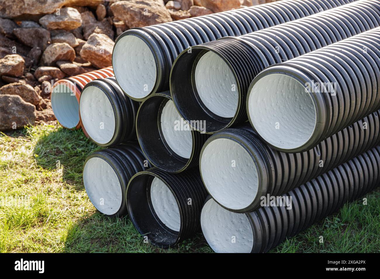 Tas de tuyaux de drainage en polyéthylène à l'extérieur Banque D'Images