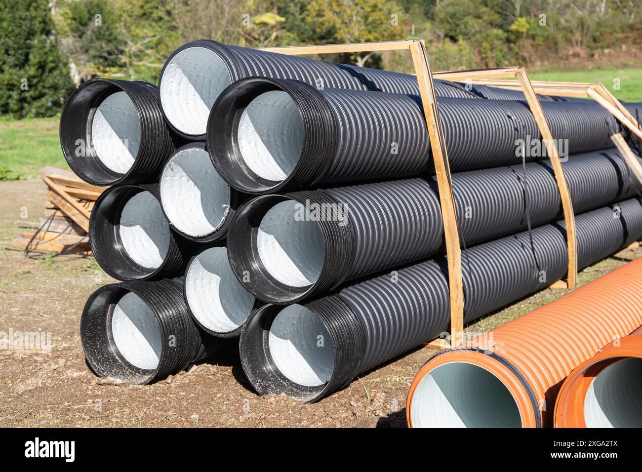 Tas de tuyaux de drainage en polyéthylène sur le chantier Banque D'Images