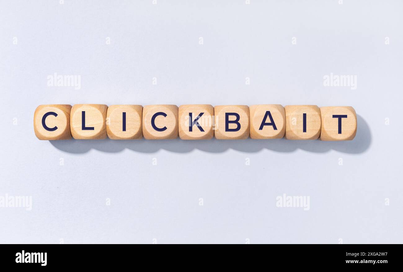Mot Clickappât sur bloc de bois isolé sur fond gris Banque D'Images