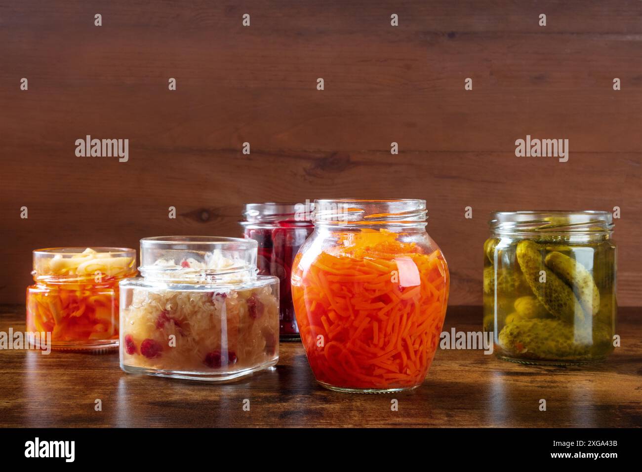 Aliment fermenté et probiotique. Légumes en conserve. Cornichons, choucroute et autres conserves biologiques dans des pots mason. Fond de cuisine végétalien sain avec Banque D'Images