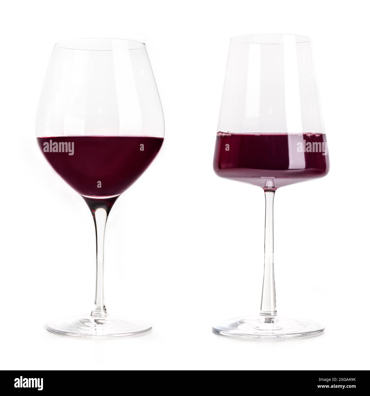 Verres à vin rouge, un ensemble.Un verre à vin classique élégant et moderne, isolé sur un fond blanc Banque D'Images
