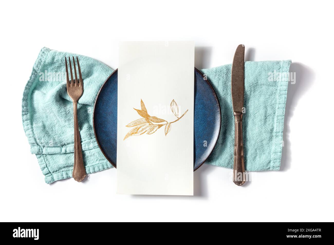 Menu méditerranéen ou concept d'invitation. Un morceau de papier avec un dessin d'une branche d'olivier sur une table, avec une fourchette, un couteau et un bleu Banque D'Images