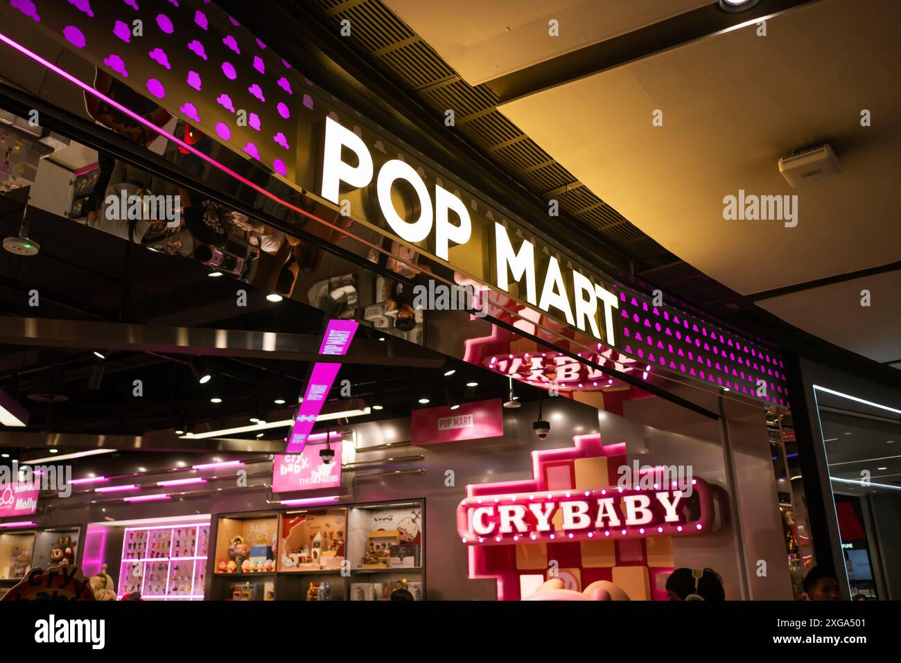 Bangkok, Thaïlande - 12 mai 2024 : Pop Mart est un magasin de jouets d'art vendant des jouets de designer dans un format de boîte aveugle. Banque D'Images