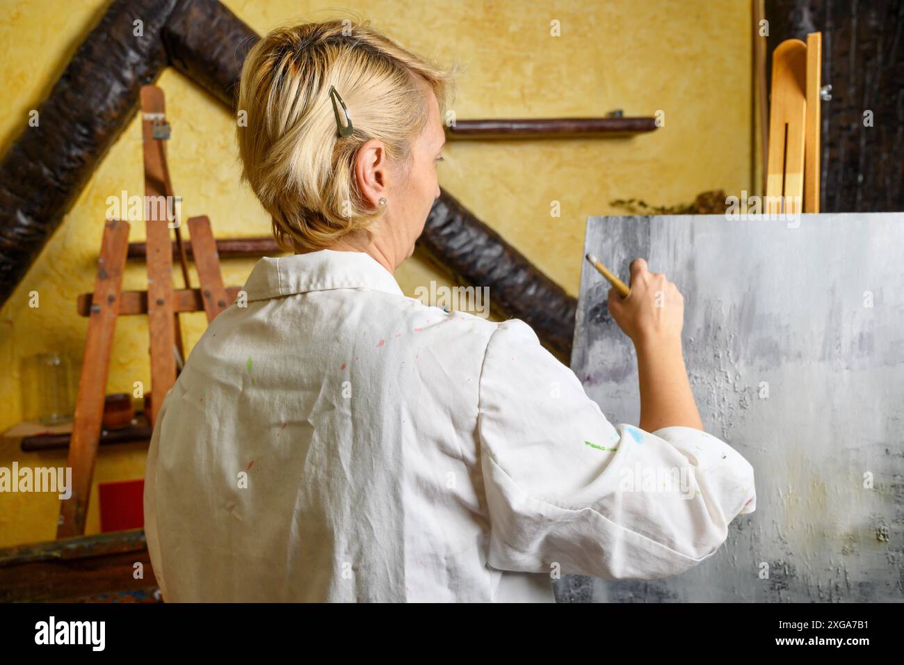 Femme s'amusant à peindre en classe d'art. Photo de haute qualité Banque D'Images