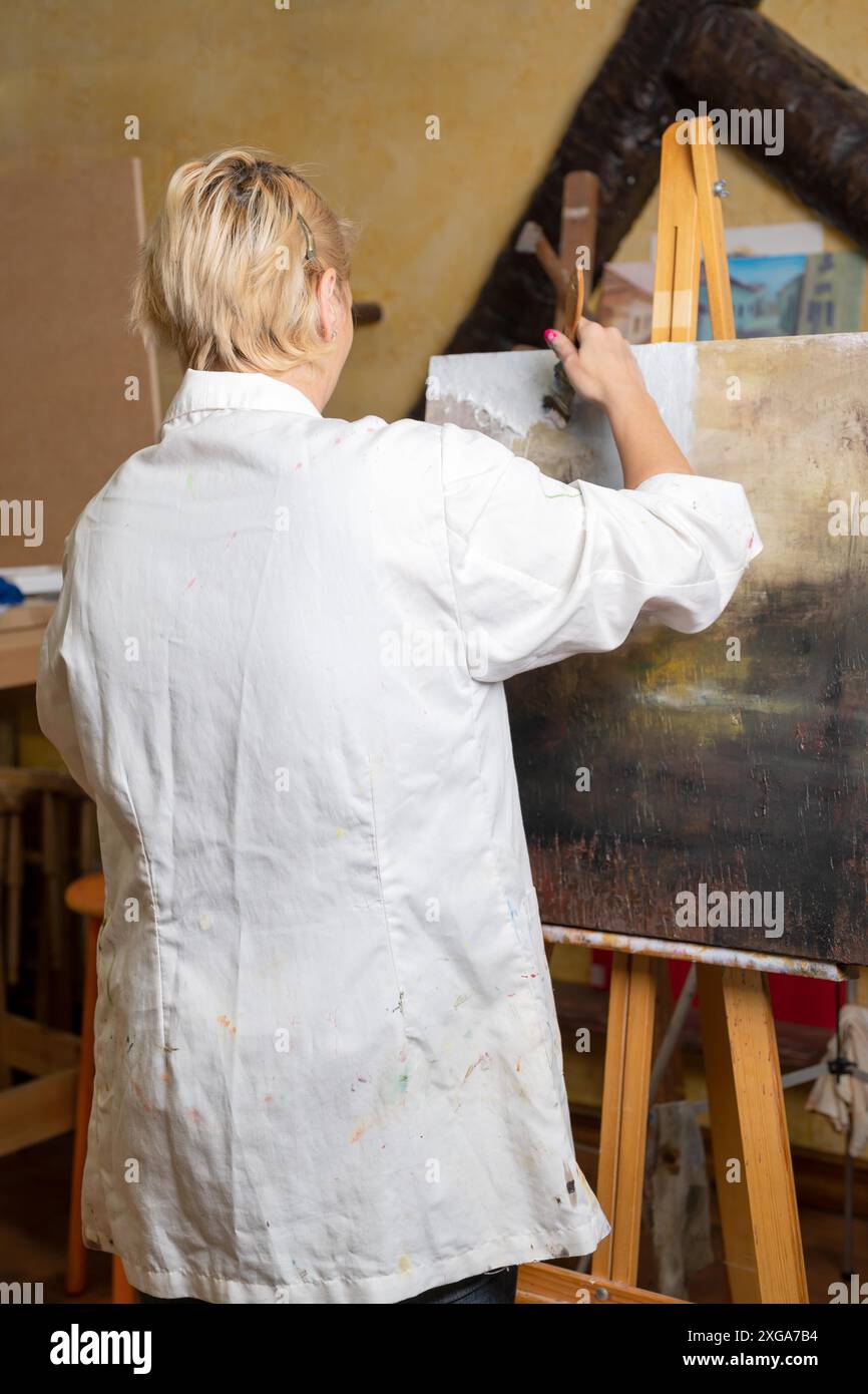 Femme s'amusant à peindre en classe d'art. Photo de haute qualité Banque D'Images