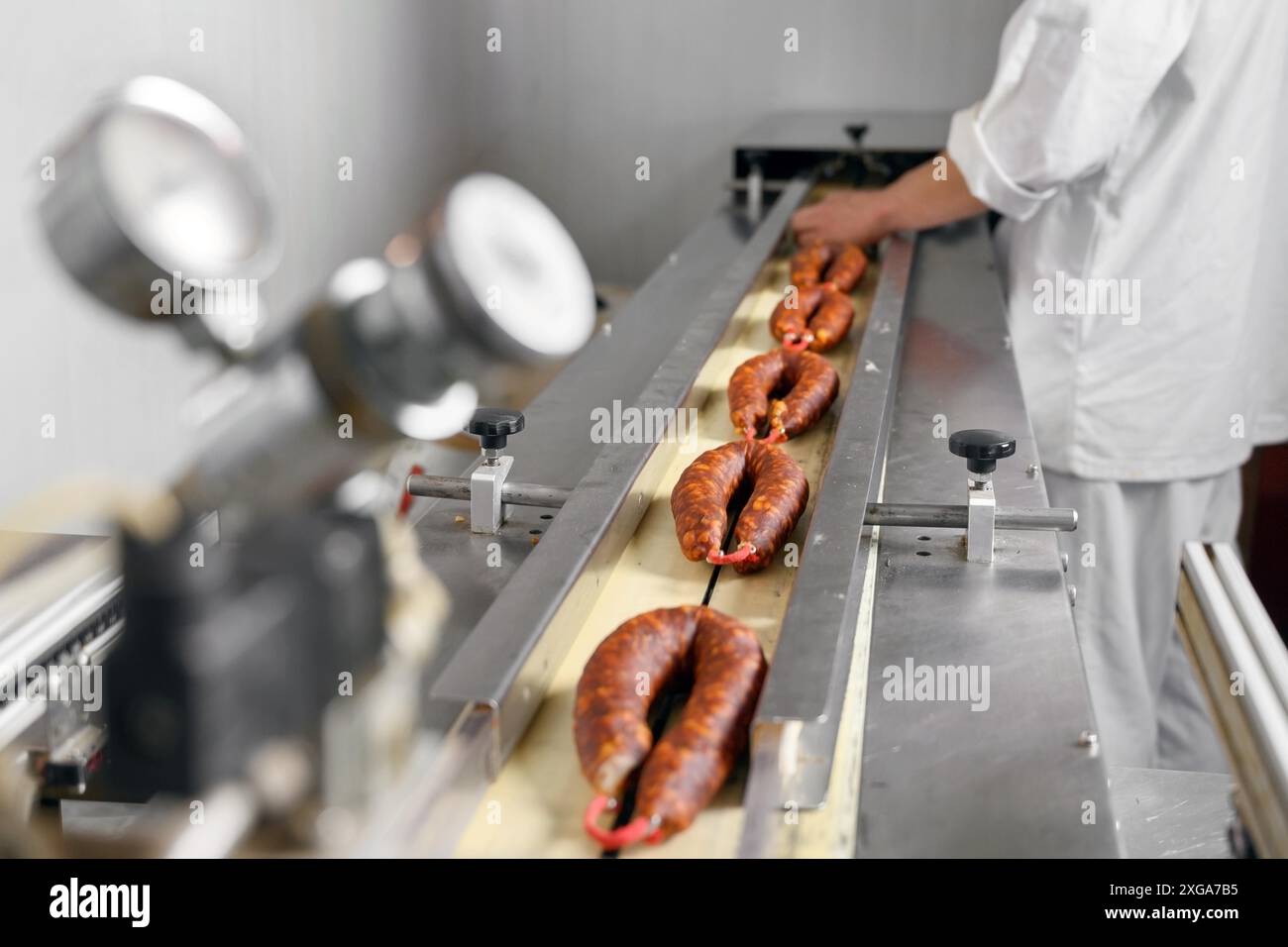 Saucisses. Ligne d'emballage des saucisses. Fabrication industrielle de produits à base de saucisses. Photo de haute qualité Banque D'Images