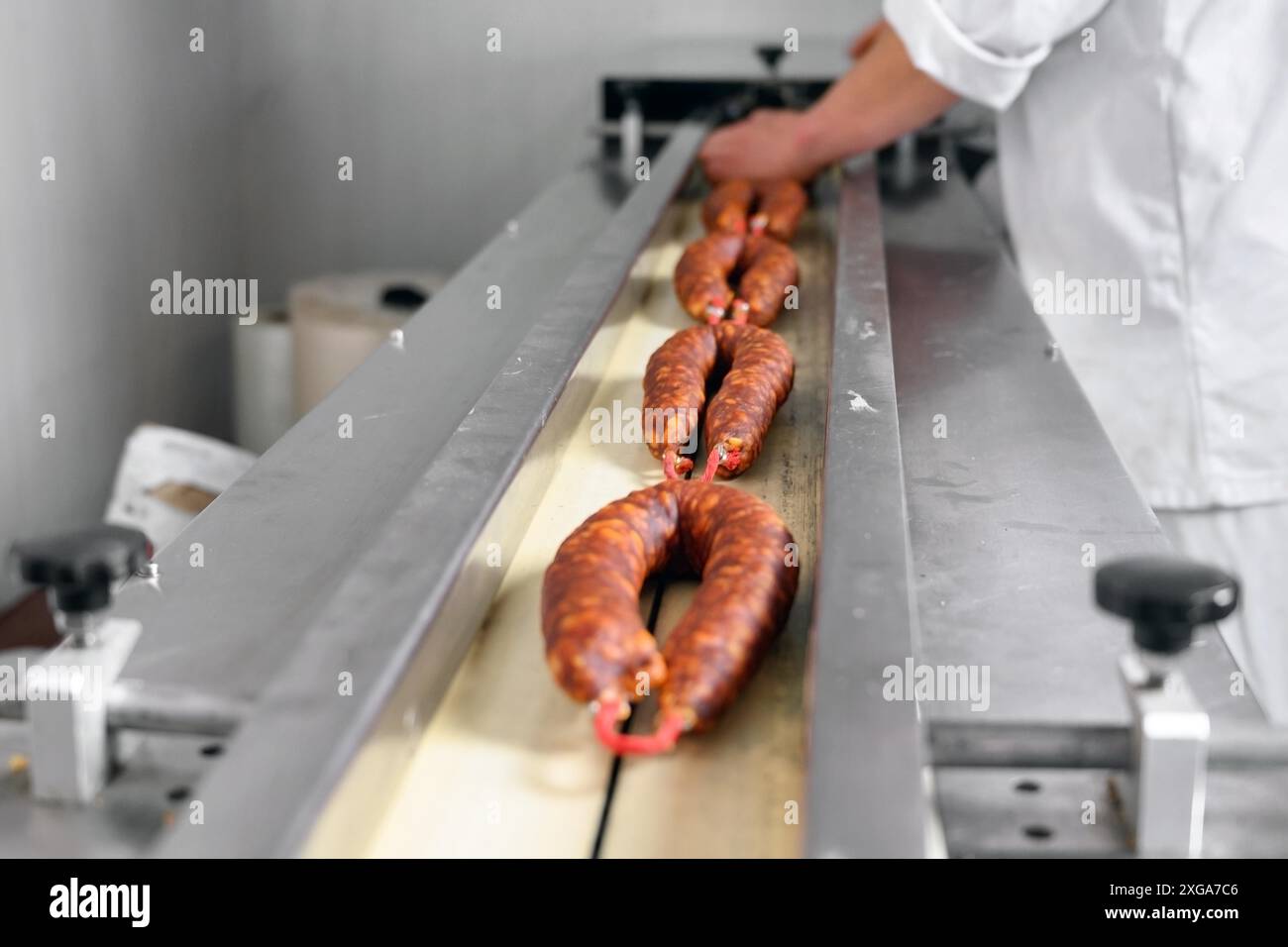 Saucisses. Ligne d'emballage des saucisses. Fabrication industrielle de produits à base de saucisses. Photo de haute qualité Banque D'Images