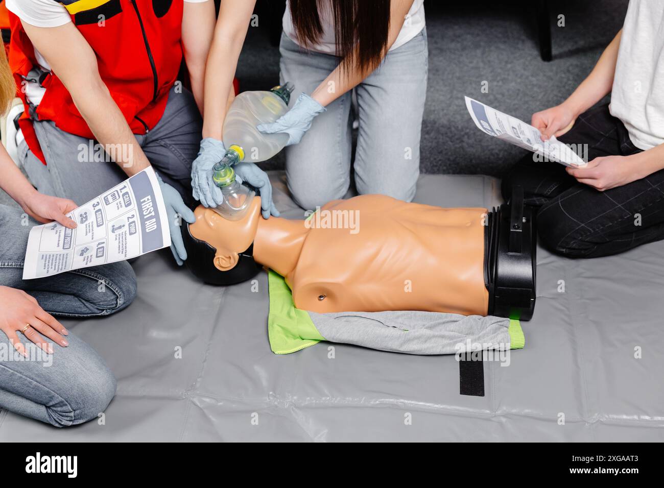 Femme tenant un sac respiratoire poche Ambu.démonstration de la RCP formation à la réanimation cardio-pulmonaire procédure médicale sur la poupée de la RCP dans la classe.Comm. Paramédic Banque D'Images