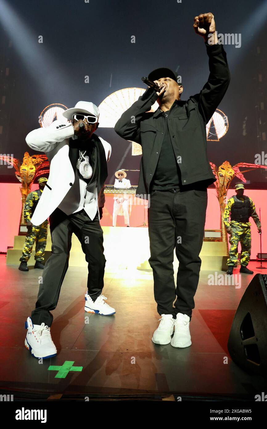 Las Vegas, Nevada, États-Unis. 6 juillet 2024. Chuck d et Flavor Flav AU DJ Cassidy's Pass the Mic Live au Bakkt Theater au Planet Hollywood Resort & Casino le 6 juillet 2024 à Las Vegas, Nevada. Crédit : Walik Goshorn/Media Punch/Alamy Live News Banque D'Images