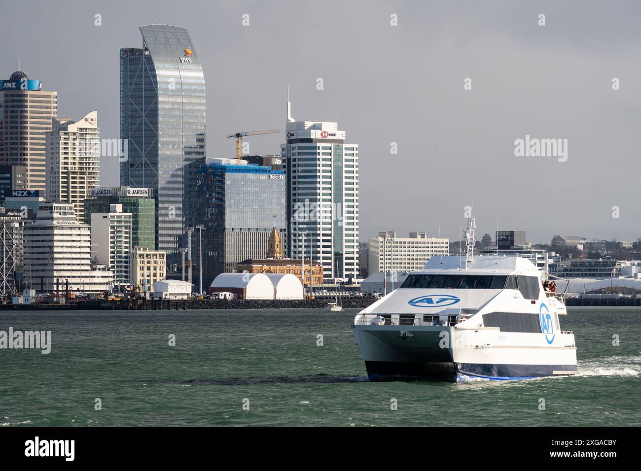 Auckland, Nouvelle-Zélande - 23 juillet 2023 : un ferry navigue vers la ville de Devenport depuis le port du centre-ville d'Auckland et le terminal de ferry en Nouvelle-Zélande. Banque D'Images