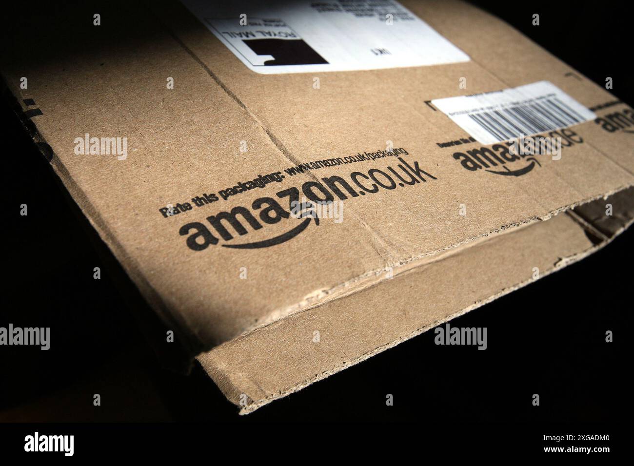 Photo du dossier datée du 26/04/13 du logo Amazon sur l'emballage. Un processus de vote qui pourrait voir le géant en ligne Amazon reconnaître un syndicat au Royaume-Uni pour la première fois doit commencer lundi. Les travailleurs du site de Coventry de l'entreprise commenceront à voter pour savoir s'ils veulent que le GMB les représente. L'union a besoin de 40 % des votes pour voter en faveur. Date d'émission : lundi 8 juillet 2024. Banque D'Images