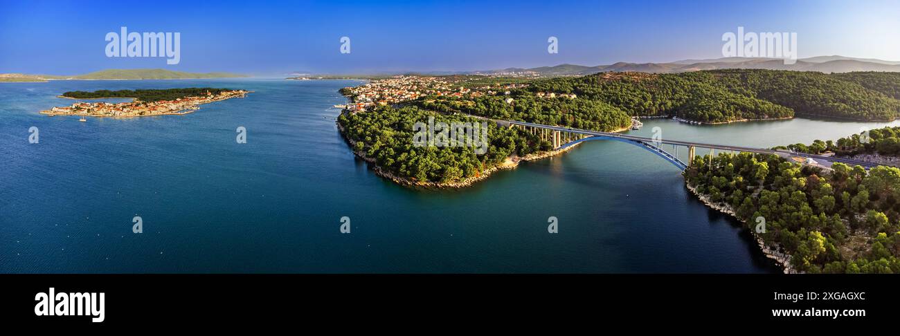 Krapanj, Croatie - vue panoramique aérienne du pont de Morinje (Morinjski Most) sur un matin ensoleillé d'été avec l'île de Krapanj et Brodarica ville à bac Banque D'Images