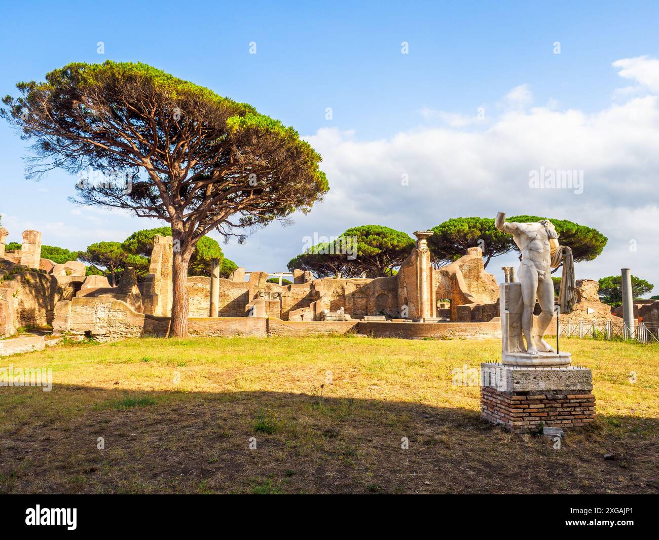 Foro della statua eroica - le complexe a été construit vers 120 AD et était le siège du collège du fabri tignuarii, ou guilde des constructeurs, l'une des plus importantes de la ville. Dans la cour se trouvait une statue de l'empereur Septimius sévère (AD 193-211), sur la base de laquelle étaient inscrits les noms des membres du collège - Parc archéologique d'Ostie Antica, Rome, Italie Banque D'Images