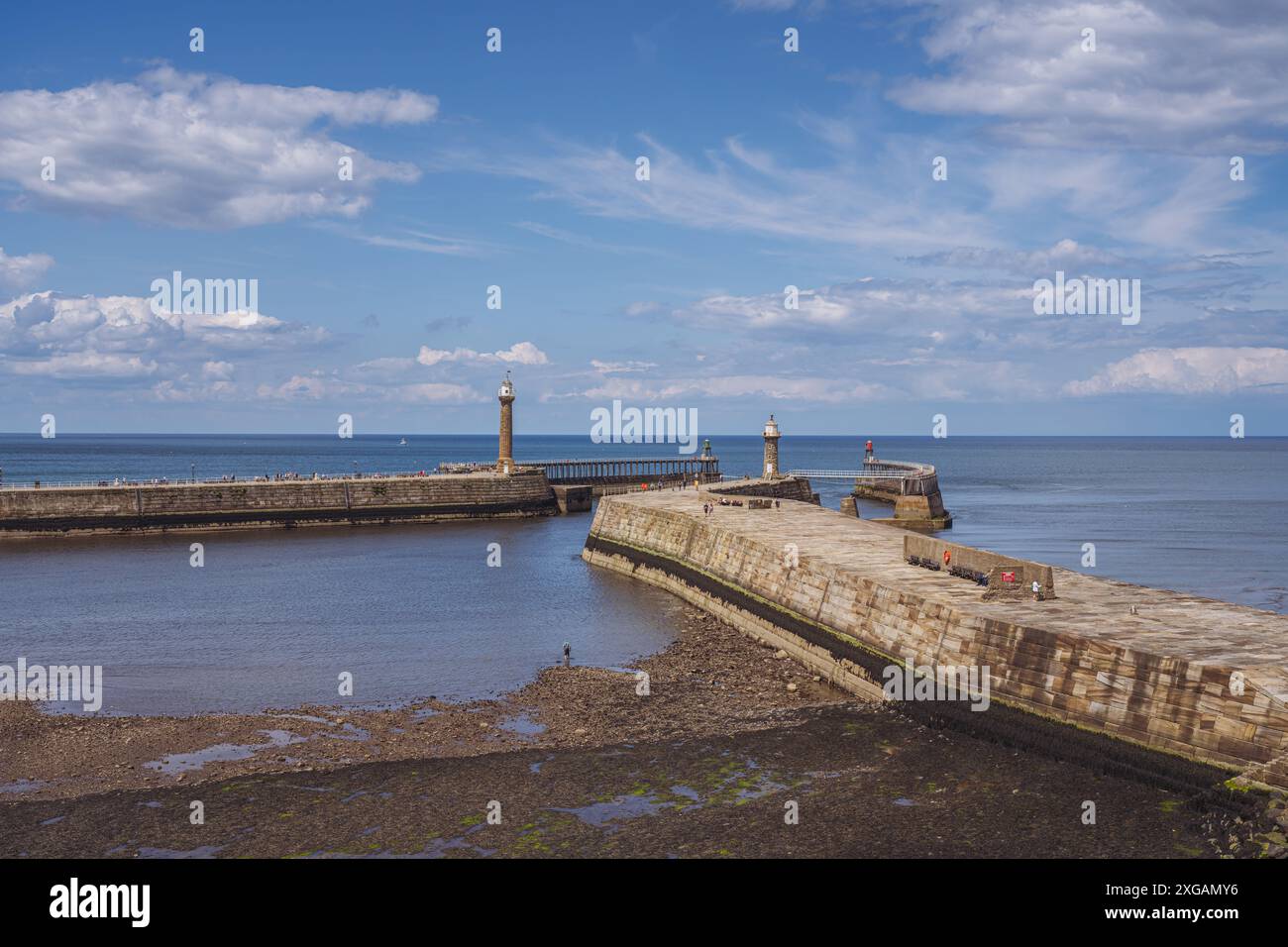 Whitby, North Yorkshire, Angleterre, Royaume-Uni - 21 juin 2023 : vue de la jetée et des phares Banque D'Images