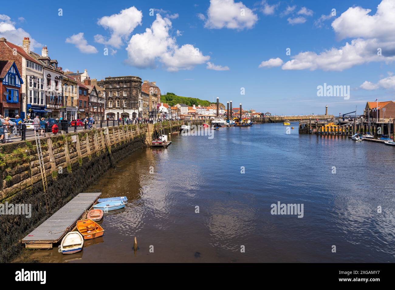 Whitby, North Yorkshire, Angleterre, Royaume-Uni - 21 juin 2023 : vue depuis Whitby Bridge sur la rivière Esk vers l'embarcadère Banque D'Images