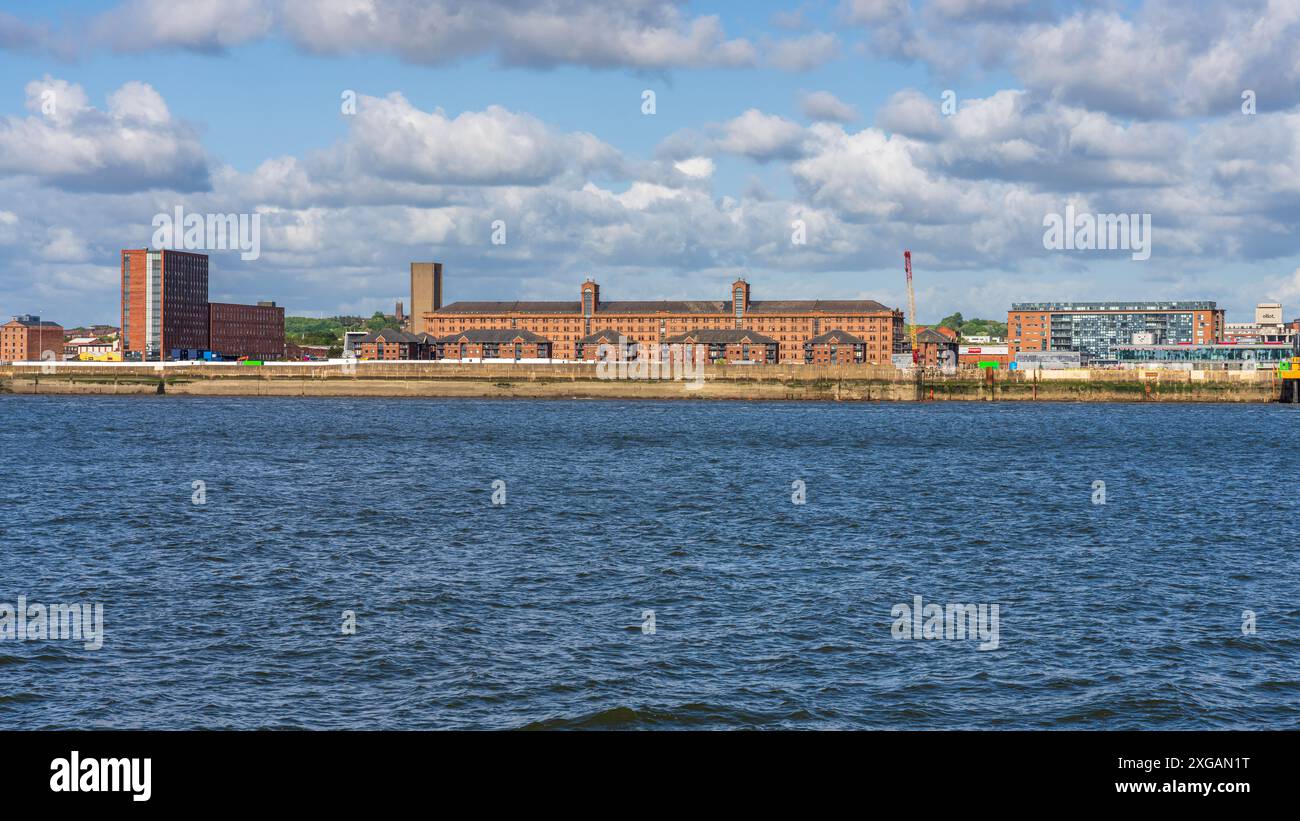 Liverpool, Merseyside, Angleterre, Royaume-Uni - 15 mai 2023 : la ligne d'horizon de la ville, vue depuis la rivière Mersey Banque D'Images