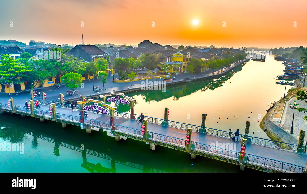Incroyable coucher de soleil ou lever de soleil dans la ville antique de Hoi an. Célèbre vieille ville pour voyager au Vietnam, patrimoine mondial de l'UNESCO. Banque D'Images