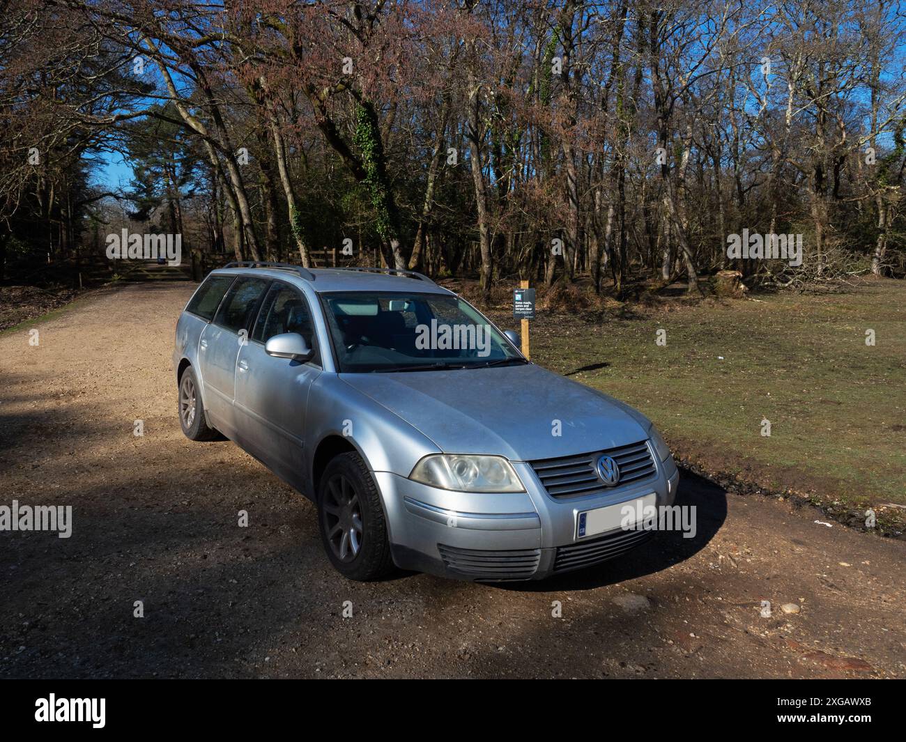 Voiture de visiteur mal garée à côté d'un panneau de stationnement interdit à l'entrée de Wootton Coppice Inclosure, New Forest National Park, Hampshire, Angleterre, Royaume-Uni, Banque D'Images