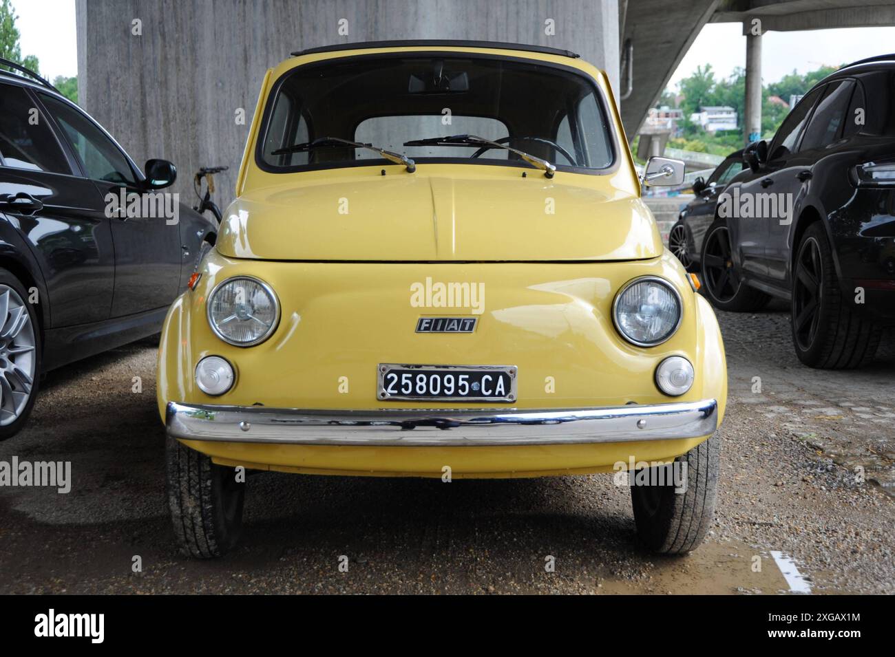 20. Regensburger Classic Rallye, Oldtimer-Rennen bzw Ausfahrt mit Start und Ziel in Regensburg, via Laaber, Beratzhausen, Lupburg, Steinmühle BEI Parsberg, Hexenagger, Kapflberg, Sinzing, Stadtamhof. Foto : Fiat 500 bzw Fiat Nuova 500, gebaut von 1957 bis 1975 - aus Italien mit altem Kennzeichen *** 20 Regensburger Classic Rallye, course de voitures classiques ou sortie avec départ et arrivée à Regensburg, via Laaber, Beratzhausen, Lupburg, Steinmühle près de Parsberg, Hexenagger, Kapflberg, Sinzing, Stadtamhof photo Fiat 500 ou Fiat Nuova 500, construit de 1957 à 1975 de l'Italie avec l'ancien numéro de plaque d'immatriculation Banque D'Images