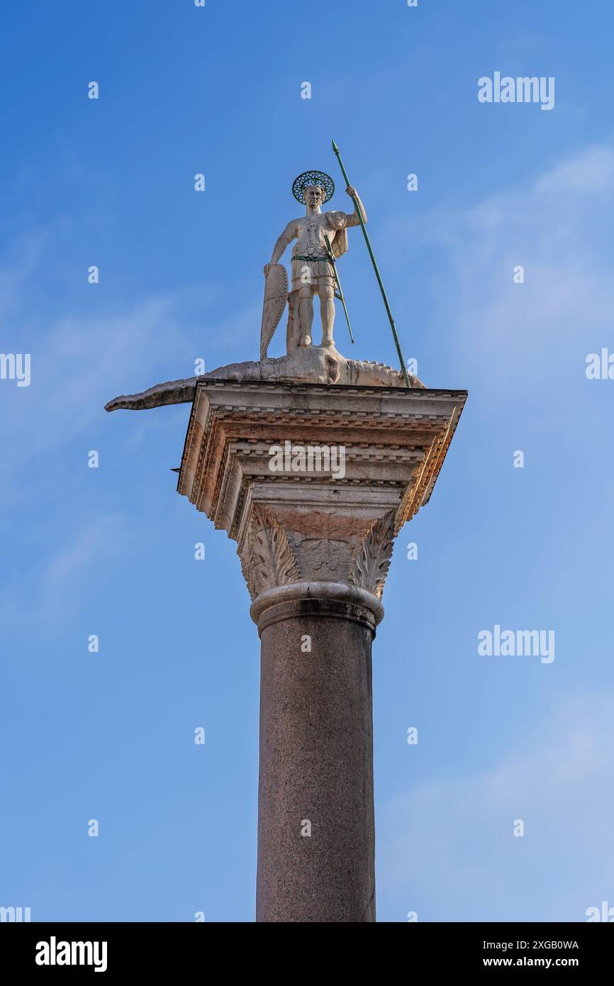 Colonne de San Teodoro (élaborée Theodore) - Colonna di San Todaro à Venise, Italie. Saint Byzantin Théodore d'Amasea qui tue le dragon, saint patron de V. Banque D'Images