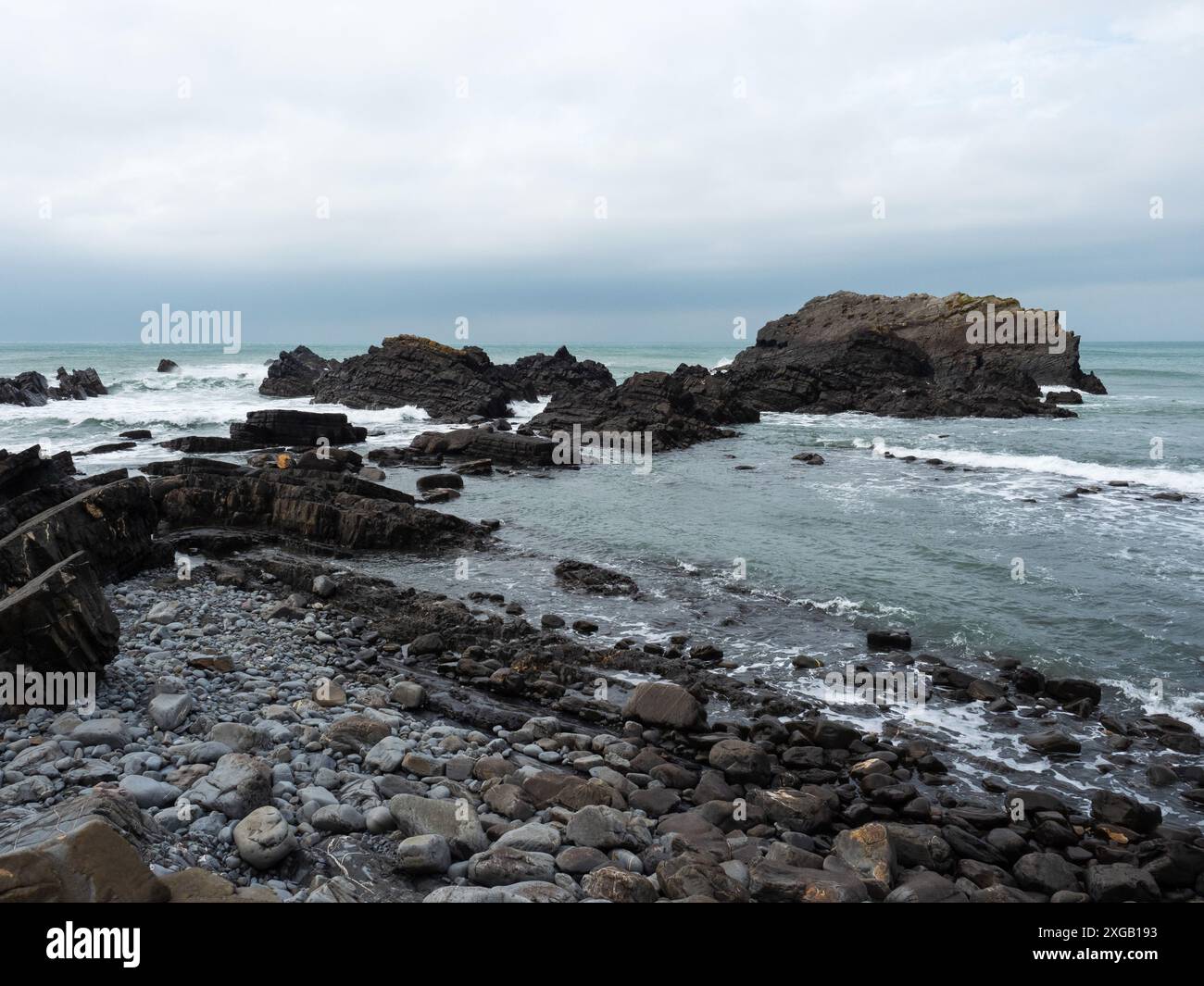 Vagues sur des roches sédimentaires repliées sur la côte à Hartland Quay, Hartland Peninsula, Devon, Angleterre, Royaume-Uni, octobre 2022 Banque D'Images
