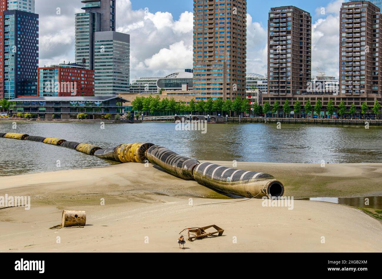 Rotterdam, pays-Bas, 11 juin 2024 : grande structure tubulaire utilisée pour le projet de remise en état des terres dans le port de Rijnhaven Banque D'Images