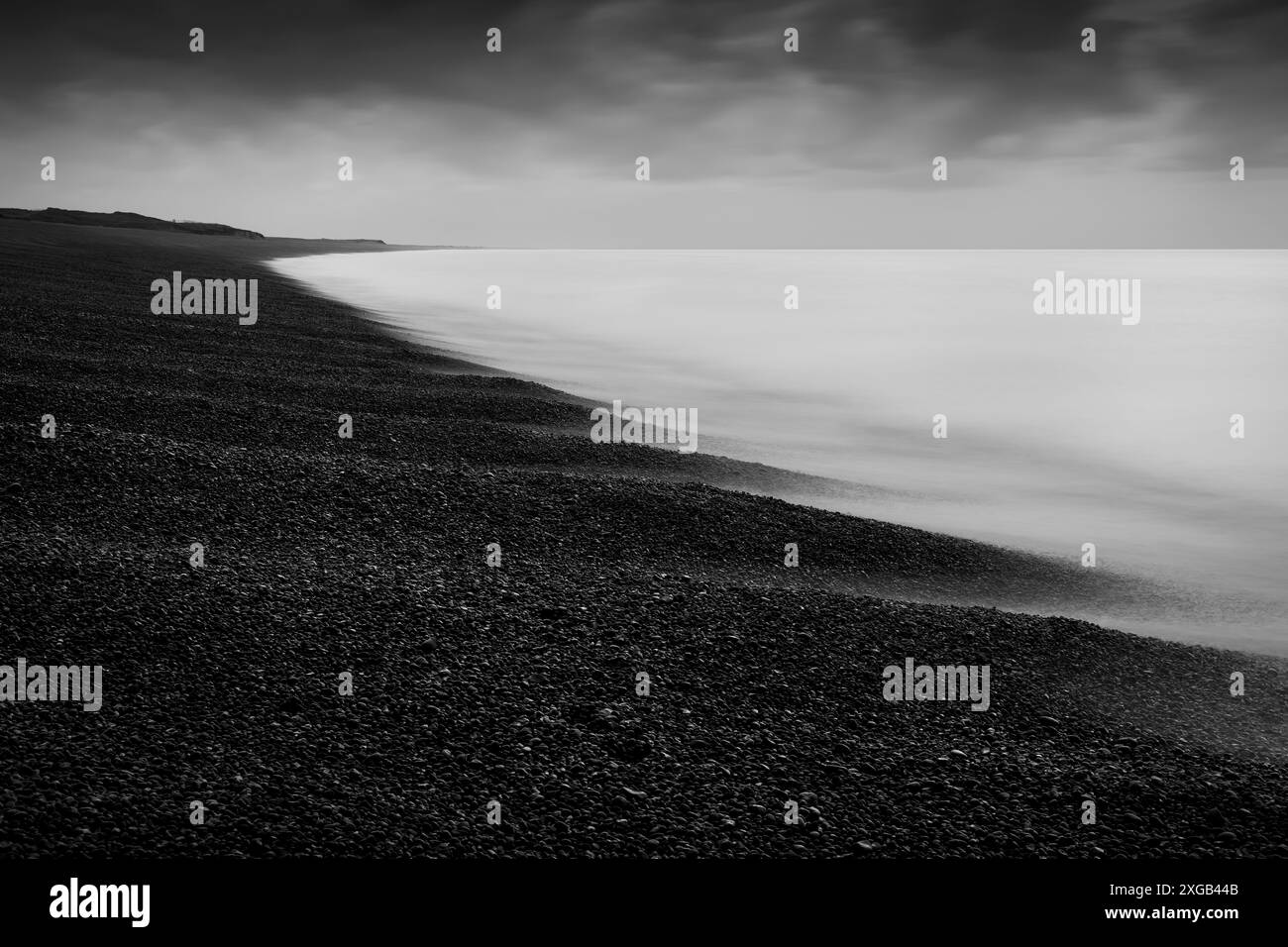 Image longue exposition en noir et blanc de la plage de Weyborne, Norfolk. Banque D'Images