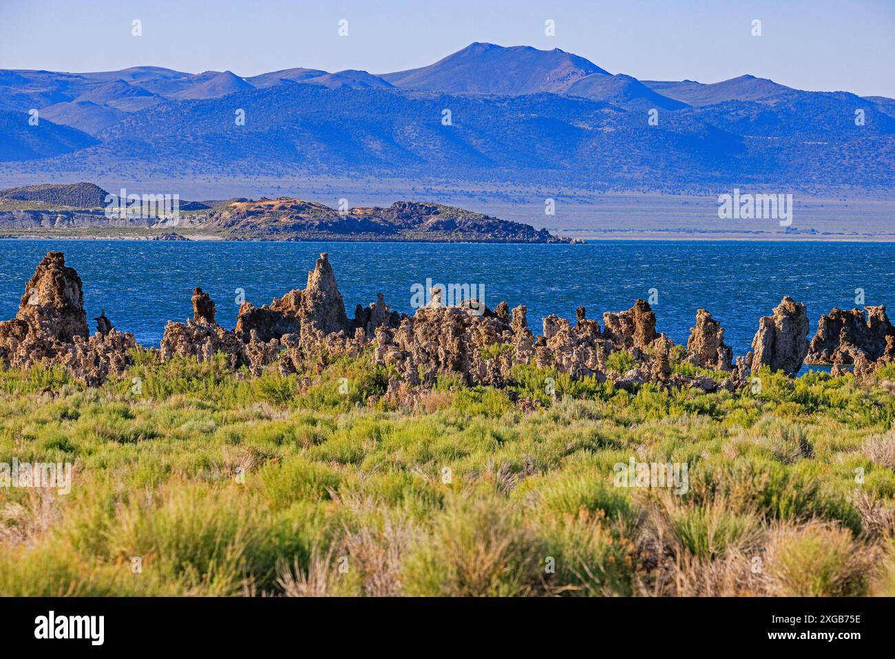 Ceci est une vue des formations rocheuses de Tufa le long de la rive du lac Mono près de Lee Vining, comté de Mono, Californie, États-Unis. Banque D'Images