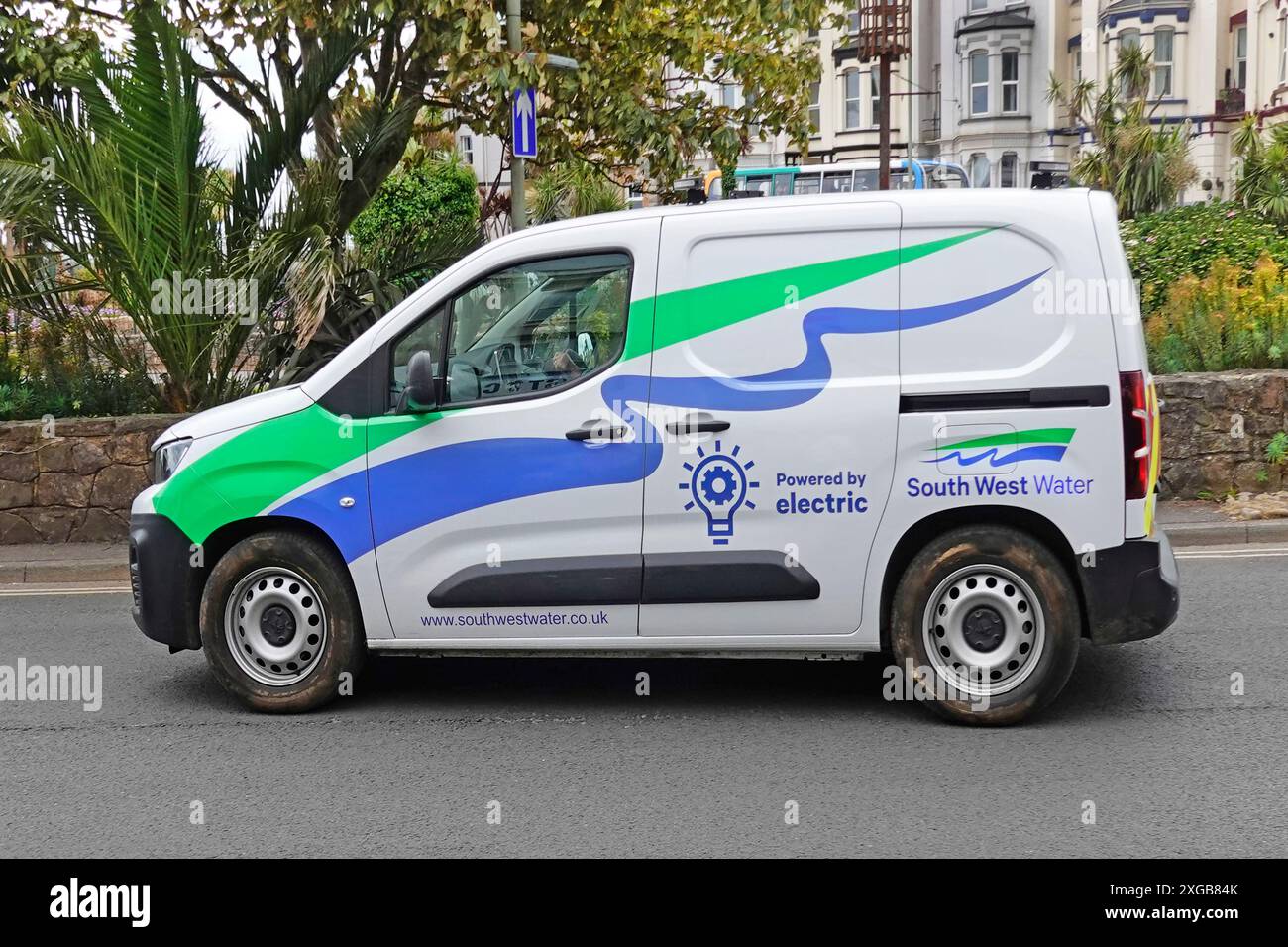 Fourgon blanc d'affaires South West Water alimenté par électricité responsable de l'approvisionnement en eau et des services de traitement des eaux usées dans le Devon et les Cornouailles Angleterre Royaume-Uni Banque D'Images