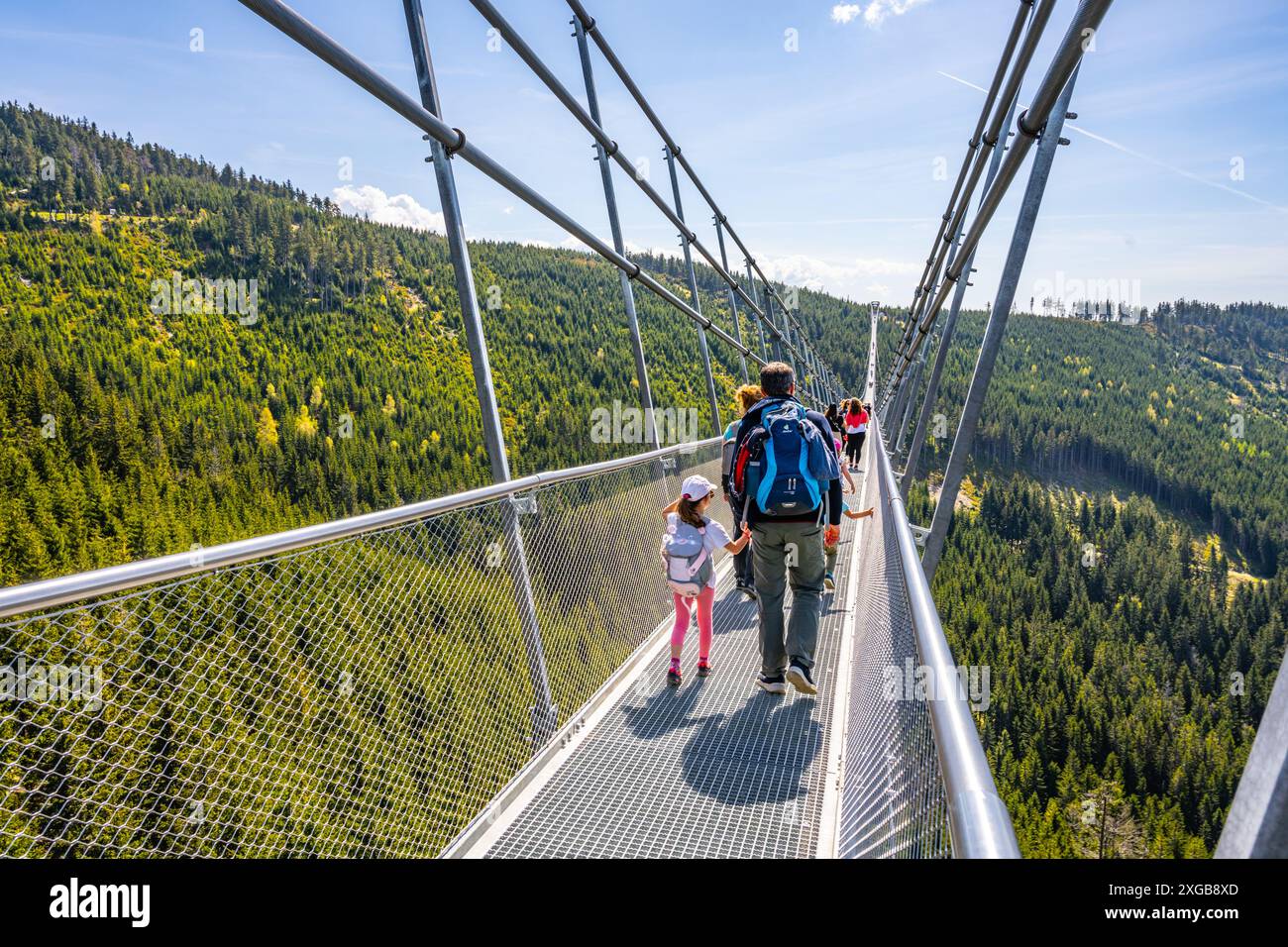 Les touristes traversent le Sky Bridge 721, la plus longue passerelle suspendue au monde, située dans le Dolni Morava Resort en République tchèque. Banque D'Images