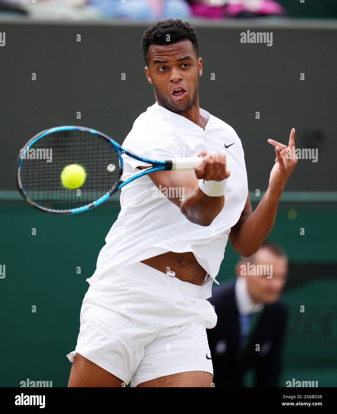 Giovanni Mpetshi Perricard en action contre Lorenzo Musetti (non photographié) au huitième jour des Championnats de Wimbledon 2024 au All England Lawn Tennis and Croquet Club, Londres. Date de la photo : lundi 8 juillet 2024. Banque D'Images