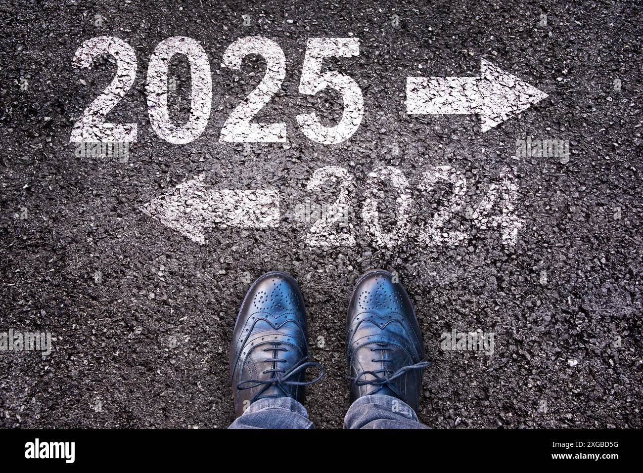 Direction 2025 écrit sur fond de route asphaltée avec des jambes, concept d'affaires de nouvelle année Banque D'Images