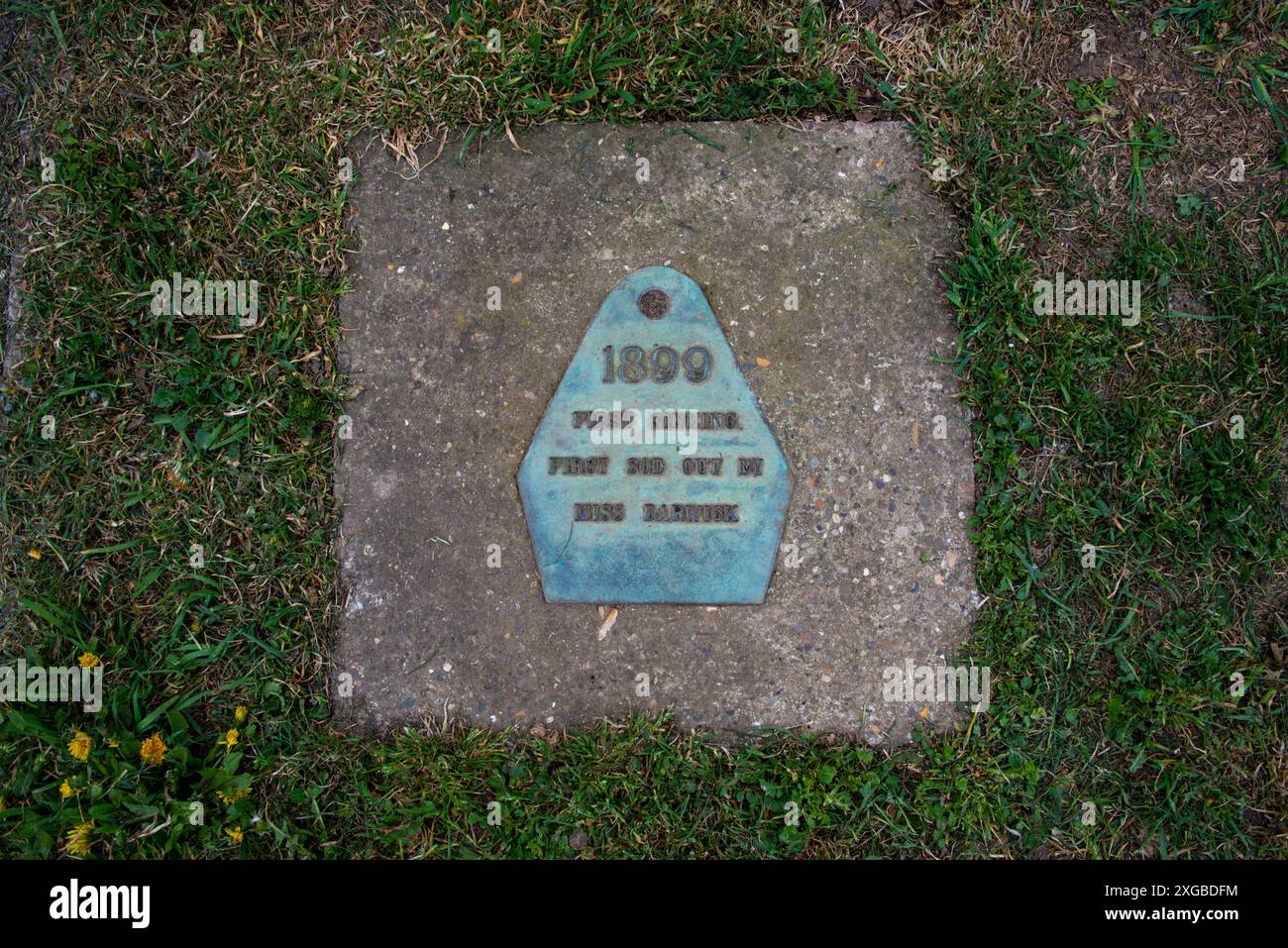 Une pierre avec un badge chronologique dans la réserve naturelle de la mine de charbon Easington, l'ancien site de la mine de charbon près de Sunderland dans le comté de Durham, en Angleterre du Nord Banque D'Images